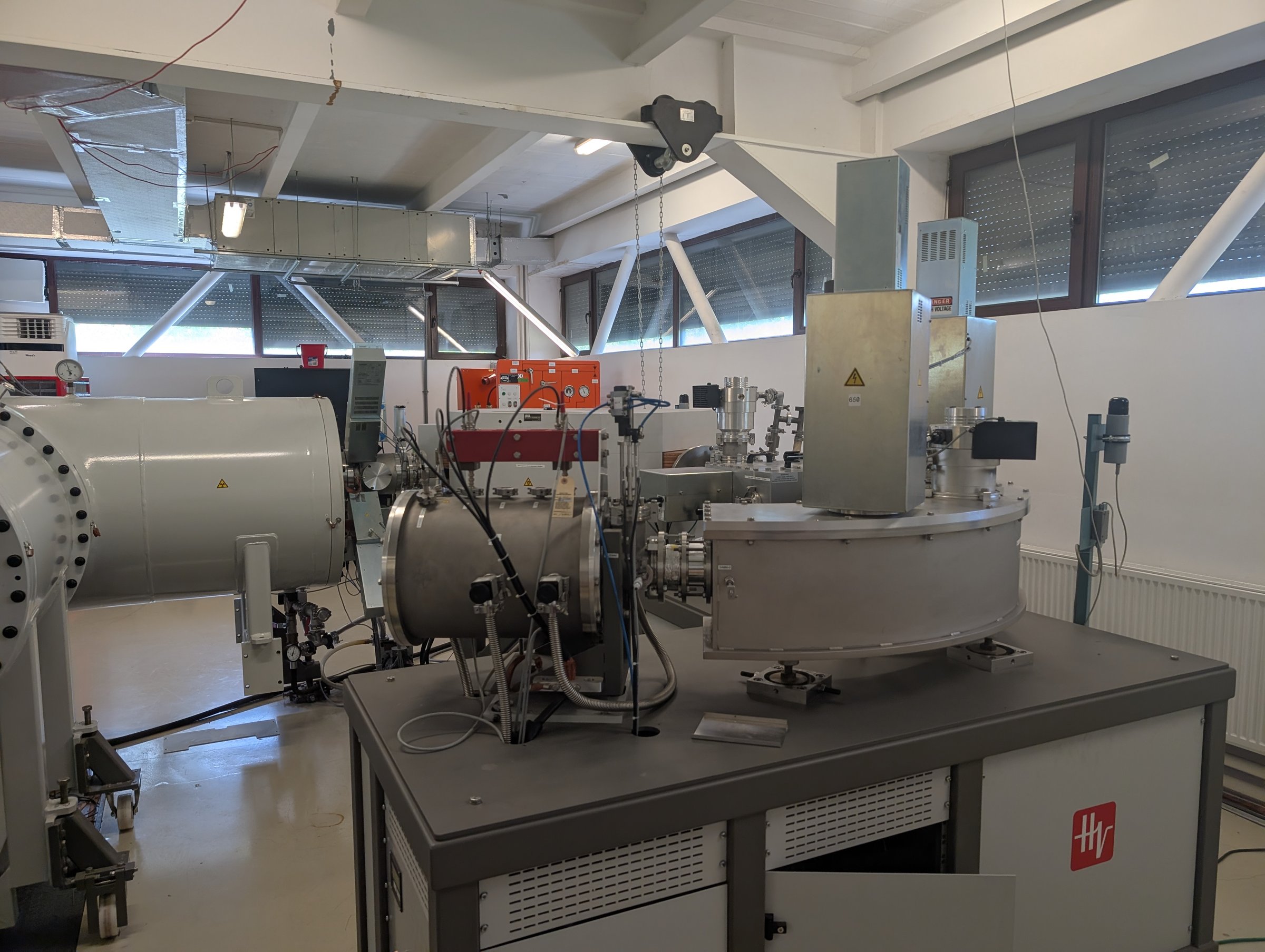 Rare-isotope detection chamber of the 1 MV AMS — stainless box chamber with turbo pump and isobutane gas-flow handling
