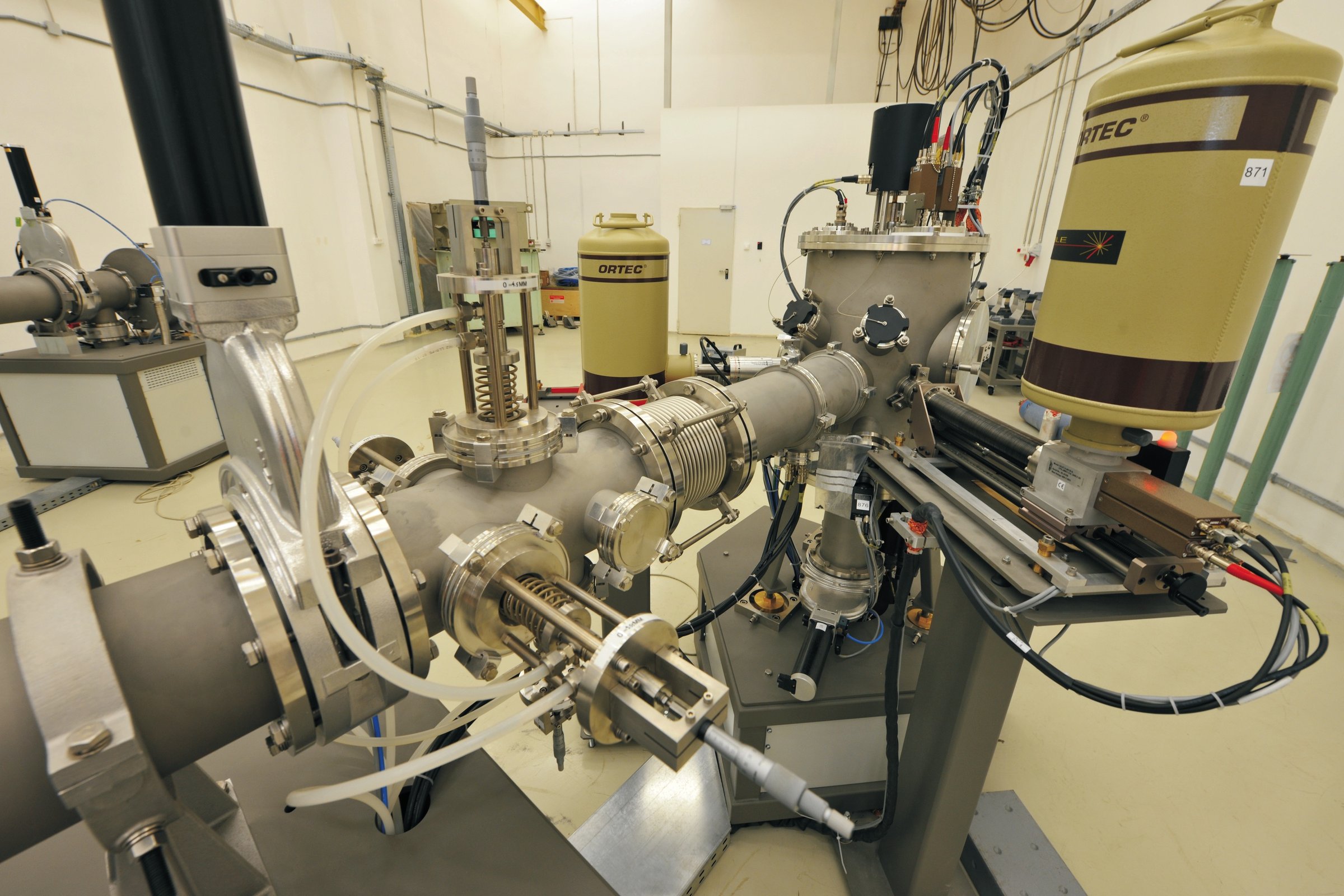 IBA reaction chamber with detectors and stages