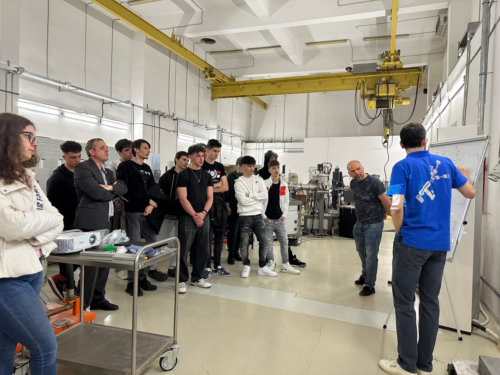 Discussion with visitors in front of the accelerator
