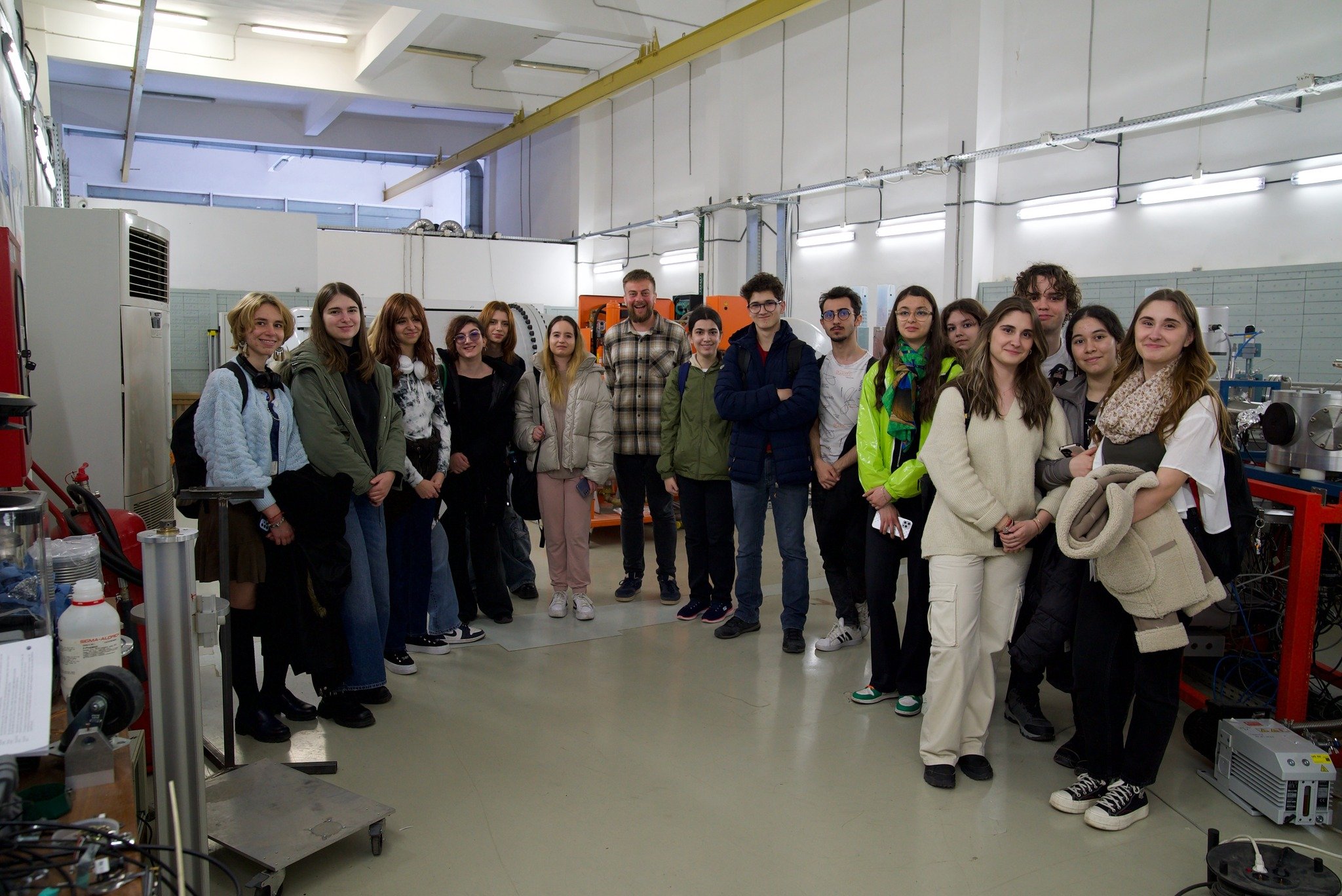 Discussion with visitors in front of the accelerator