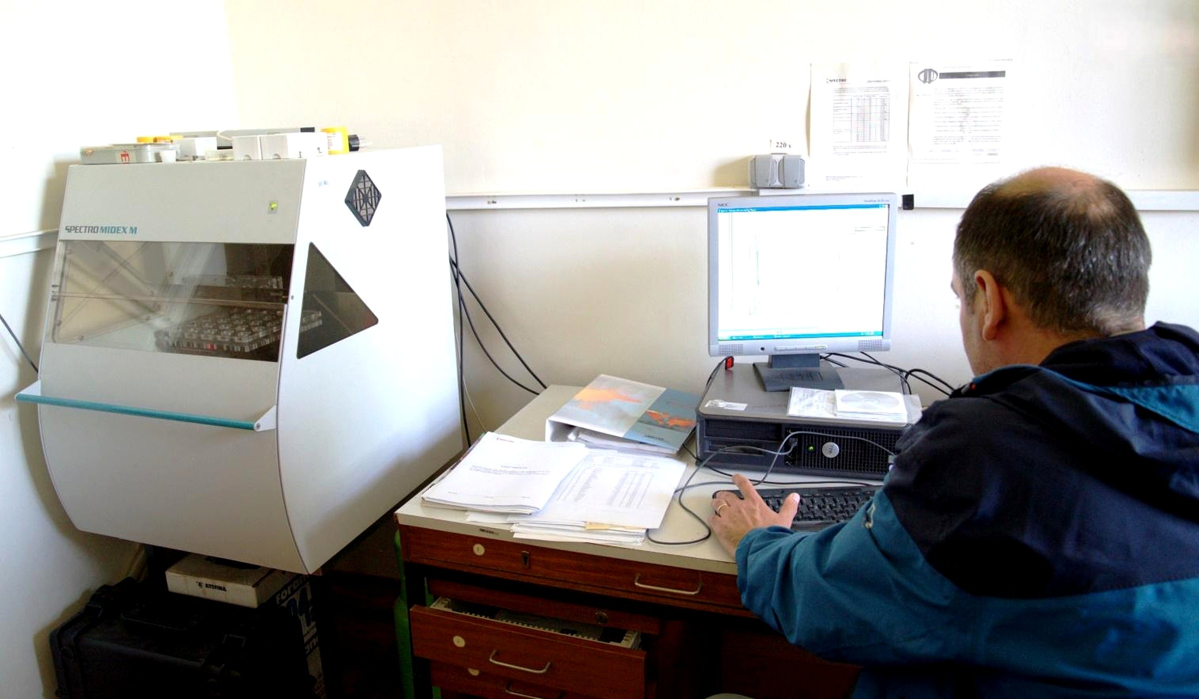 The SPECTRO MIDEX M fixed X-ray fluorescence spectrometer with its operator at the analysis workstation