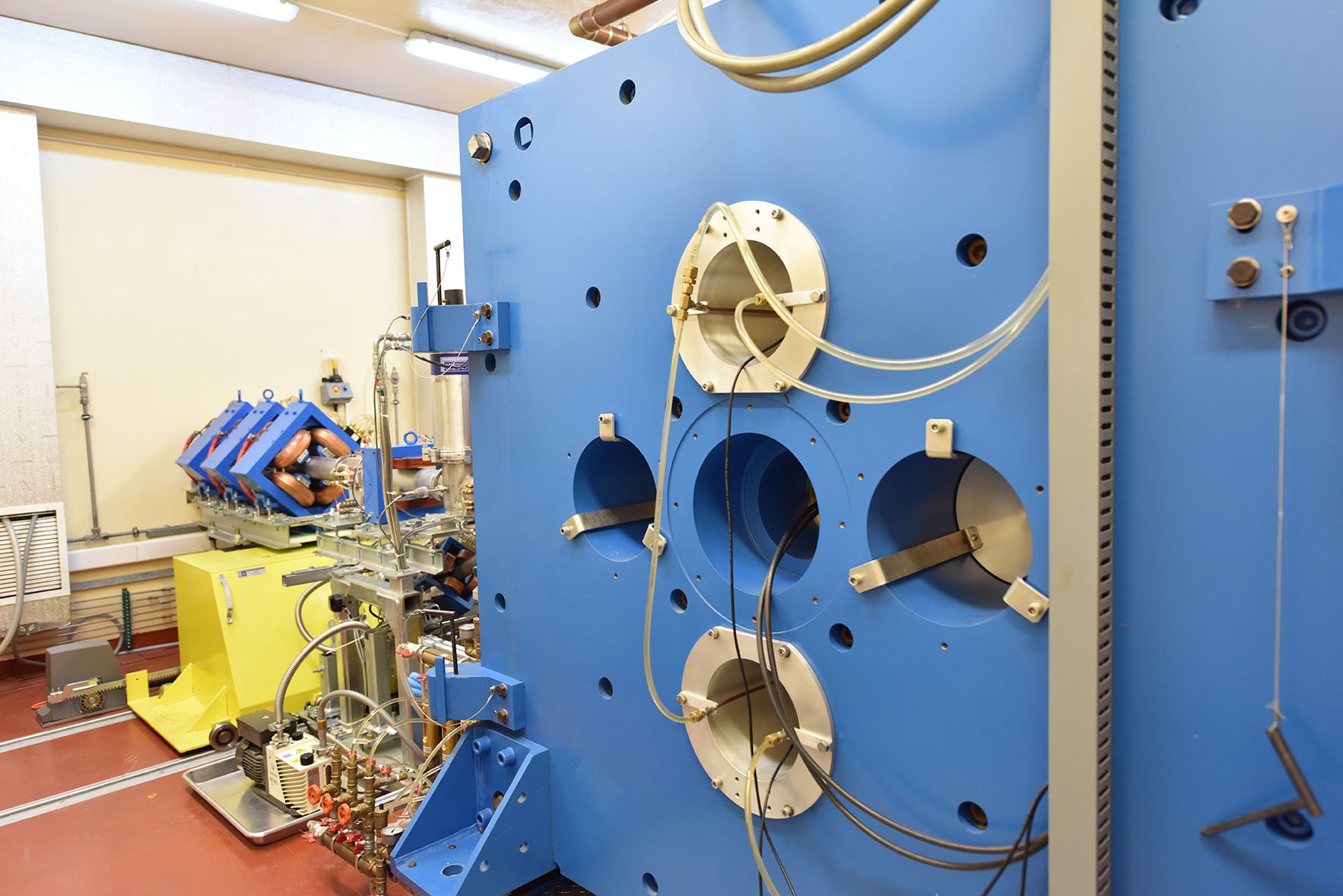 Beamline switching unit with extraction ports, with the quadrupole magnet line in the background