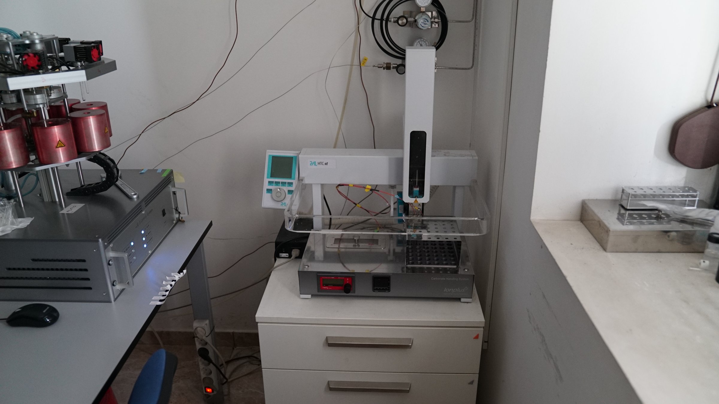 PAL carbonate-handling autosampler that digests carbonate samples and delivers the released CO2 to the graphitisation line