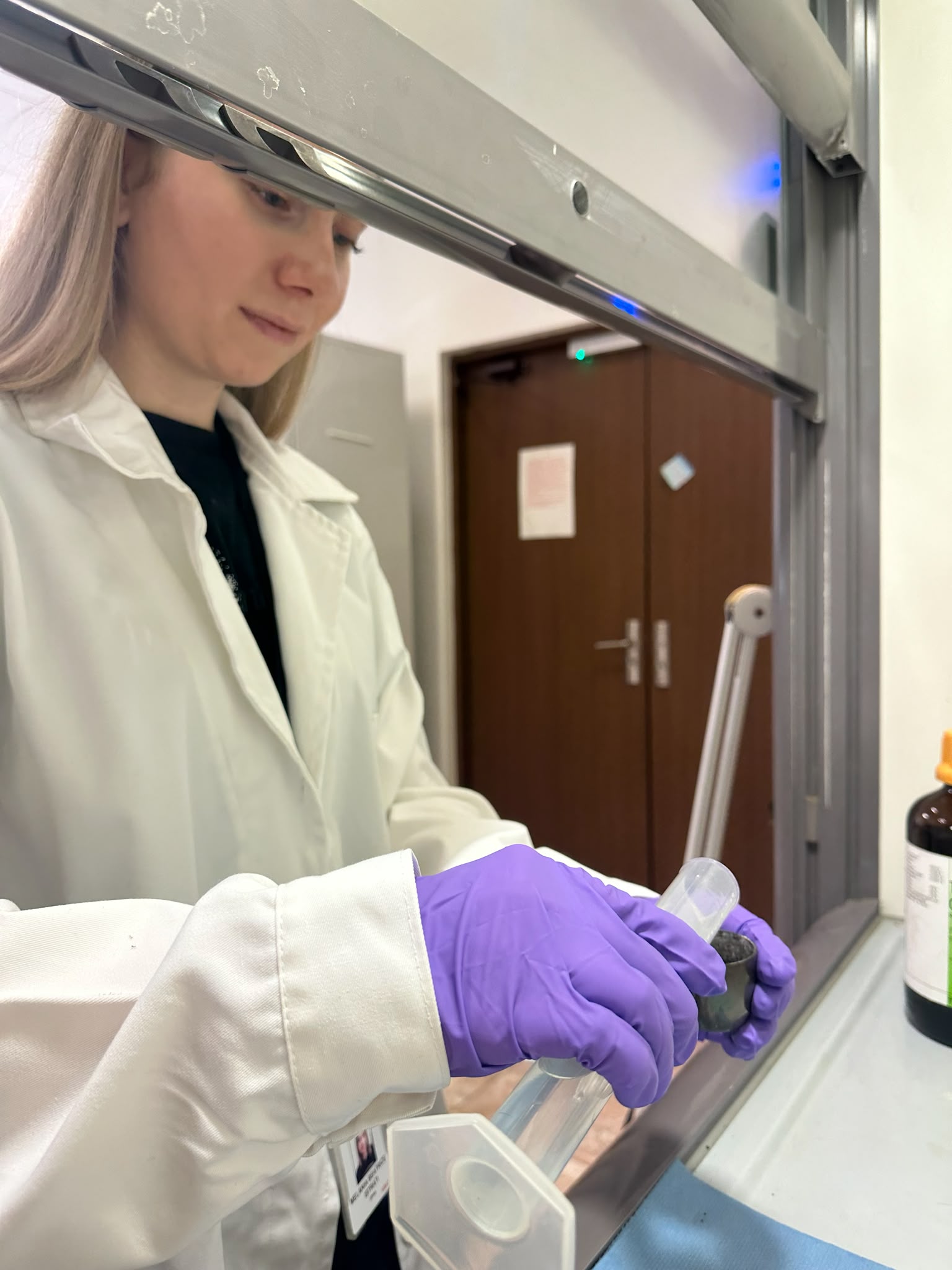 Close handling of a graphite target in its cathode during AMS sample preparation under the fume hood