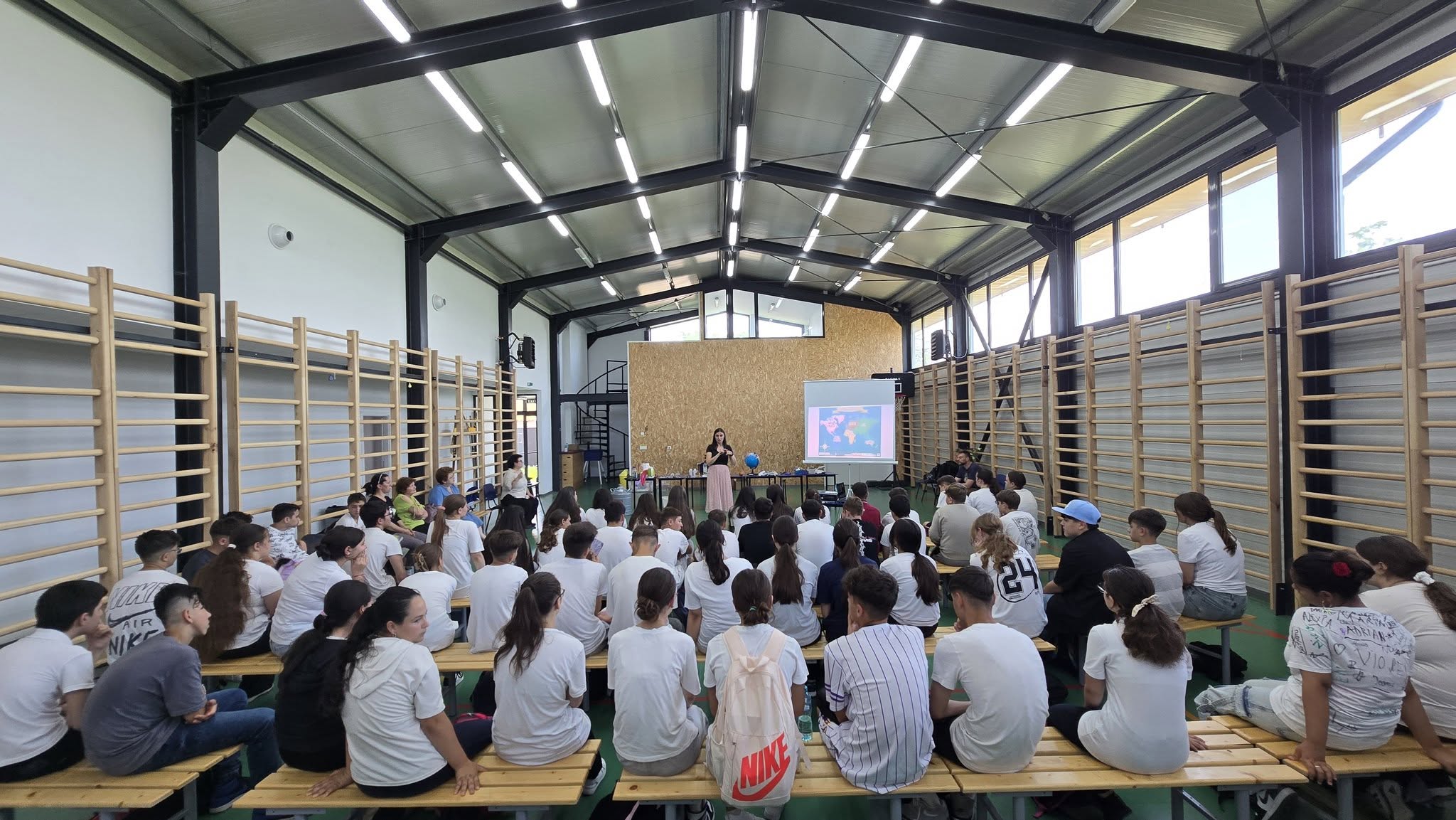 Explaining nuclear physics concepts during a school visit