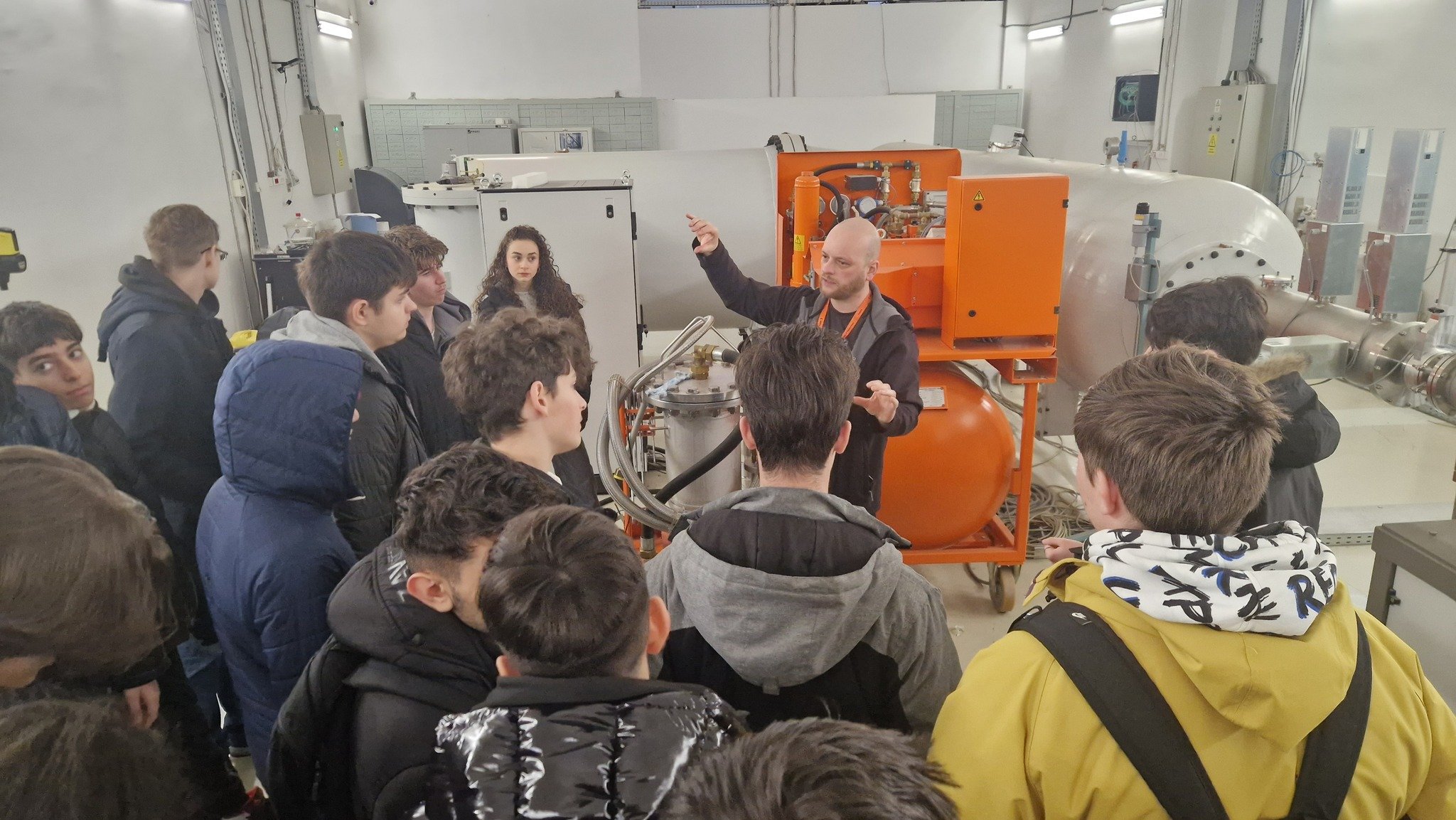 Guided visit through detector and analysis laboratories