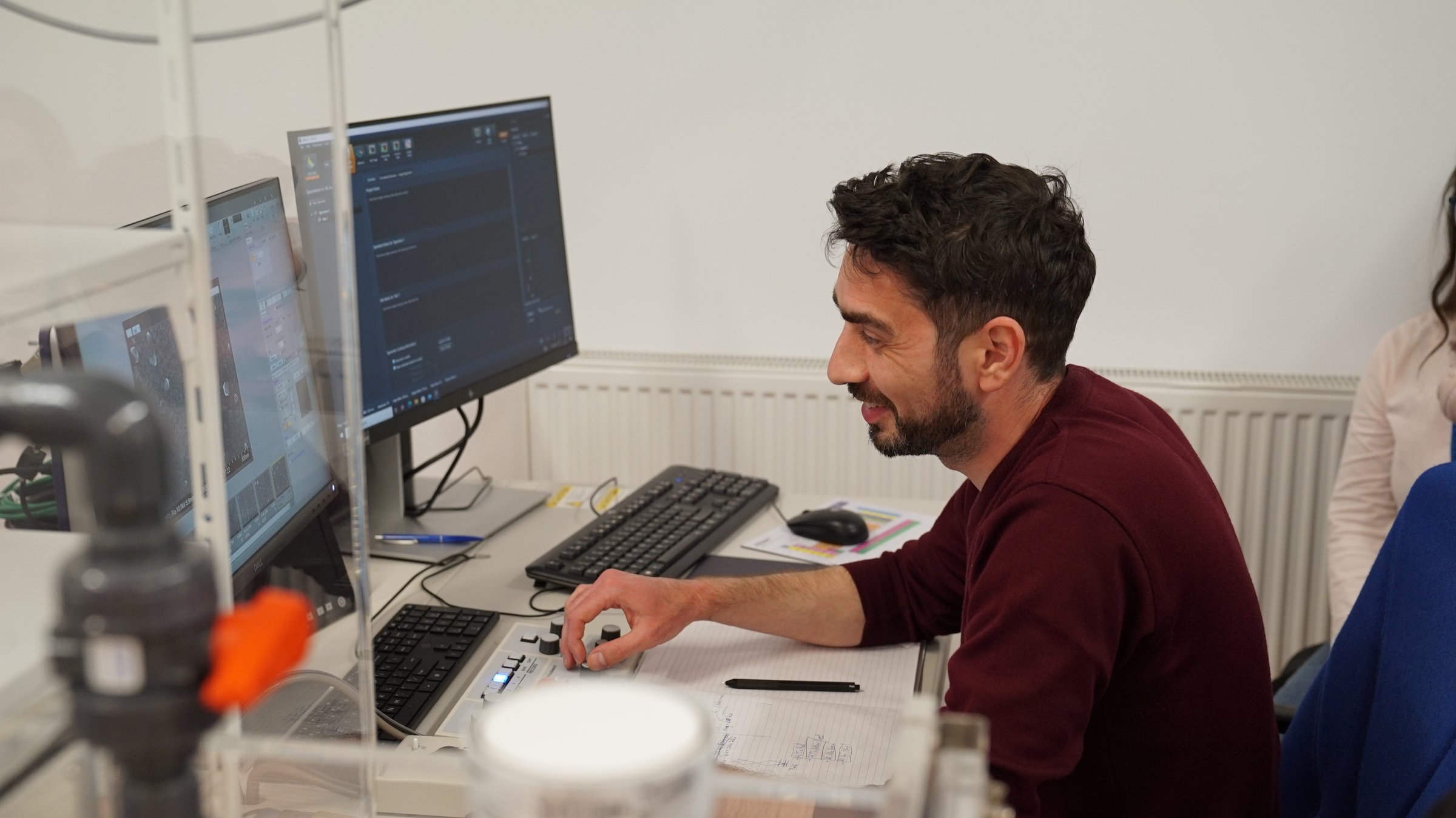 A DFNA researcher acquiring SEM micrographs and energy-dispersive X-ray maps at the electron microscopy workstation