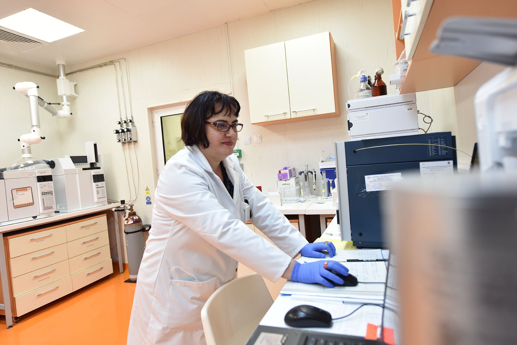 Analyst performing quality-control testing of a radiopharmaceutical batch at an analytical workstation