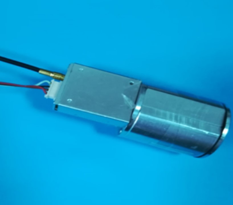 Detector  realizat in DFNA cu fotodiode PIN din siliciu, de arie mare si cristal scintillator din CsI(Tl) cu 1500ppm concentratie de activator de taliu. Semnalul de la detector este preluat de un preamplificator sensibil la sarcina.
